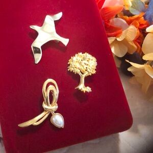 Vintage gold tone brooch bundle